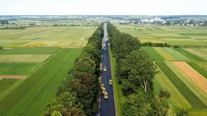 Як ремонтують закриту для проїзду трасу біля Львова. Фото