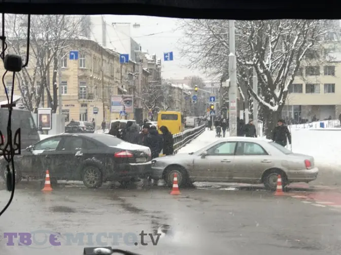 Ситуація на дорогах Львова: аварія біля ТРЦ «Форум»