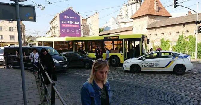 Ситуація на дорогах Львова: через ДТП на Митній не курсують трамваї. Фото