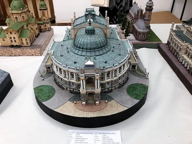 У Палаці мистецтв пройшла виставка масштабних моделей. Фото