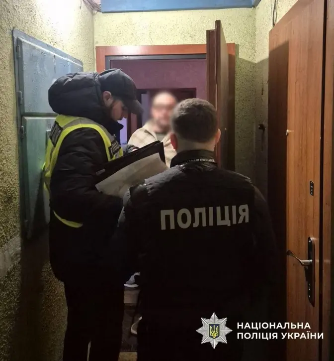 Посадовця Дніпровської РДА підозрюють у вимаганні хабаря за ігнорування скарг