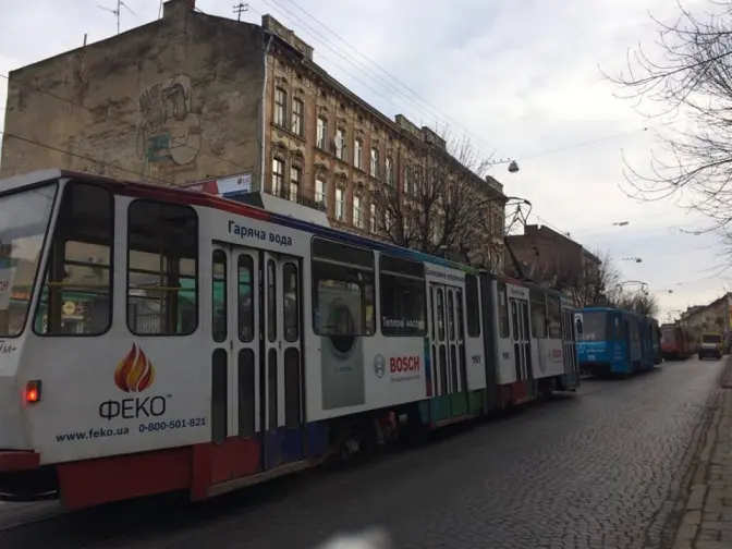 Ситуація на дорогах: на Личаківській та Червоної Калини зупинилися трамваї