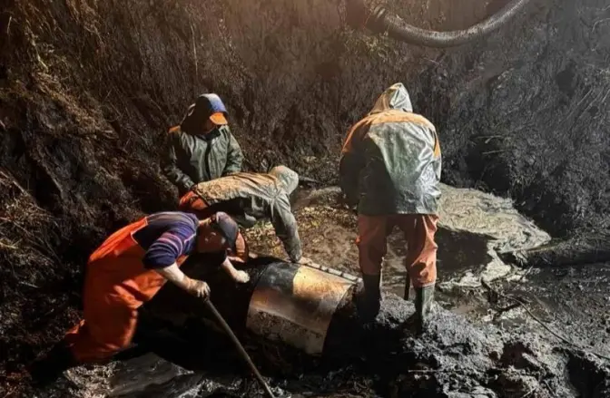 Комунальники досі ліквідовують аварію на магістральному водогоні біля Львова: де набрати воду