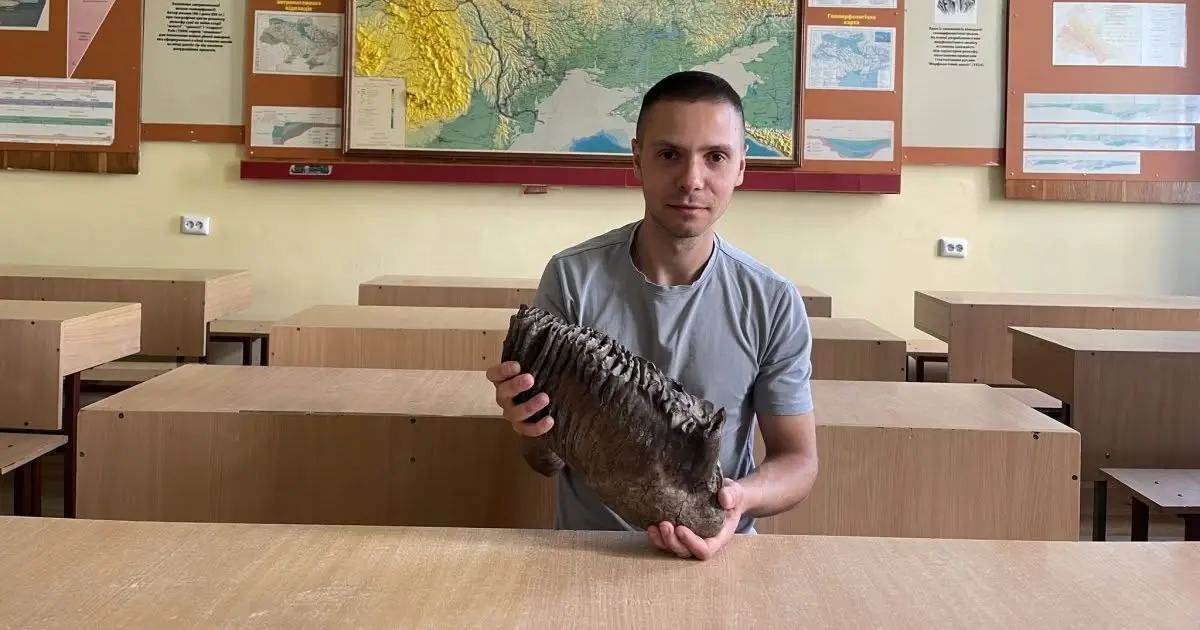 Військовослужбовець Державної прикордонної служби України Володимир Проць передав зуб мамонта Географічному факультету ЛНУ
