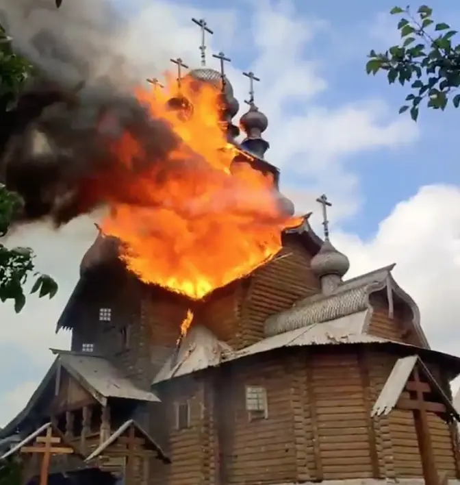 Фото: війська РФ обстріляли Святогірську лавру/скрін з відео зі сторінки Зеленського