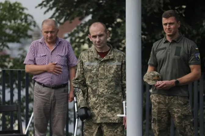 У Львові прапор підняв ветеран АТО, який на війні з рф втратив дві ноги та руку