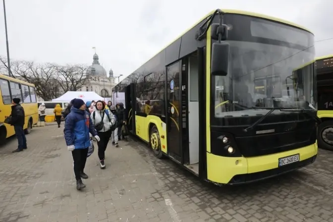 У Львові курсують автобуси для переселенців. Куди можна доїхати