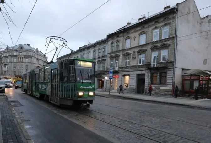 У Львові пасажир вибив зуби контролеру під час конфлікту в трамваї