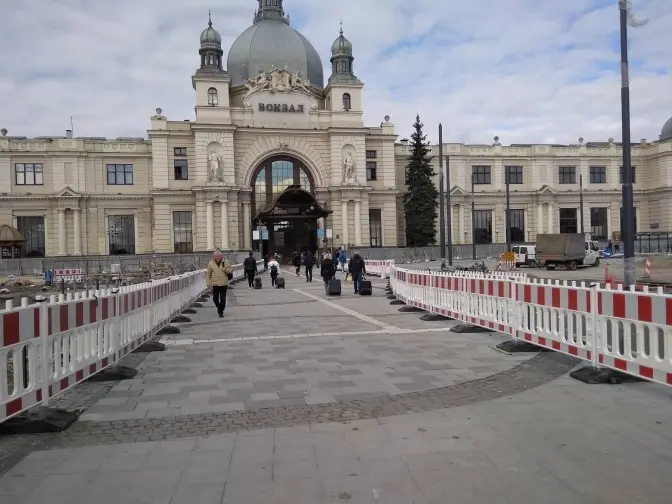 На площі Двірцевій відкрили прохід до центрального входу залізничного вокзалу. Фото дня