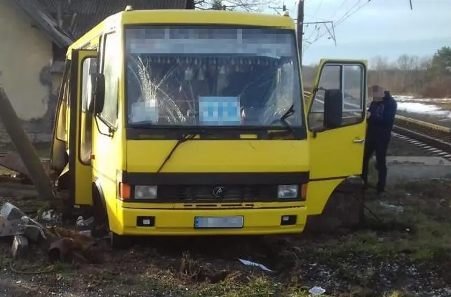 У Львові судитимуть водія, який намагаючись проскочити залізничний переїзд, скоїв смертельну ДТП