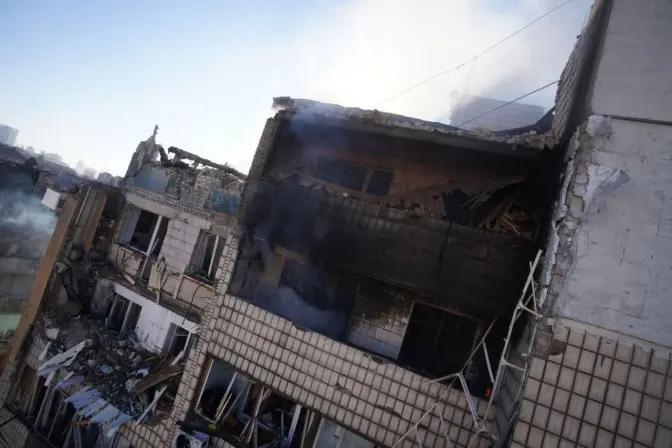 Унаслідок обстрілів у Києві стався обвал у багатоповерхівці
