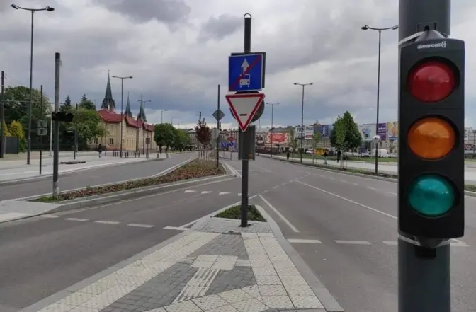У Львові поблизу вокзалу встановлюють «розумні світлофори». Фото