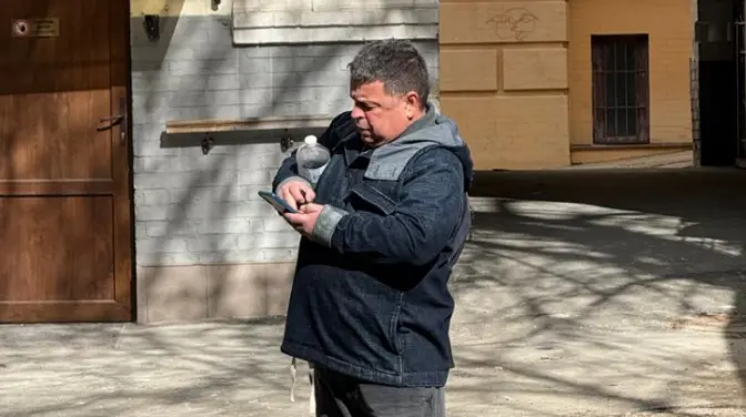 Архітектор, який проводить роботи у пам'ятці на Андріївському узвозі без дозволу ДОКС, напав на інспекторку з охорони культурної спадщини — Маленков