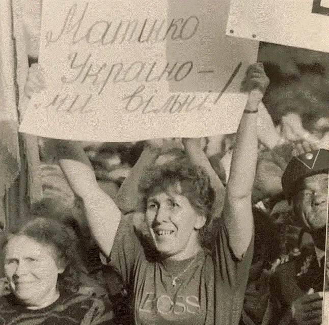 Як у Львові вперше підняли синьо-жовтий прапор та харчування стане безкоштовним для всіх школярів. Підсумки доби