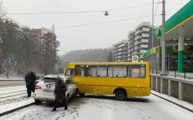 Ситуація на дорогах Львова. Водій маршрутки спричинив ДТП на Стуса