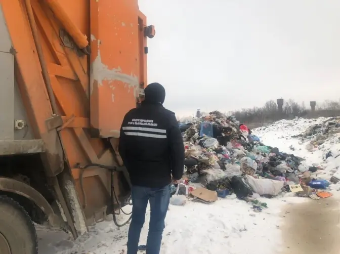 На Львівщині упіймали підприємців, які створили стихійне сміттєзвалише
