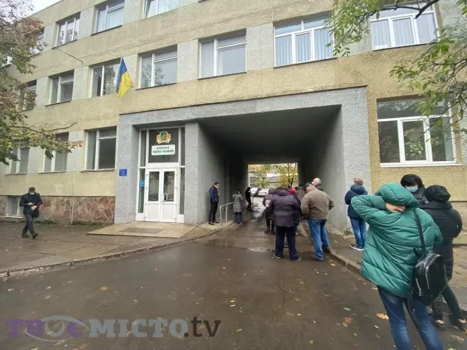 У Львові десятки людей стоять у черзі на ПЛР-тест. Фото дня