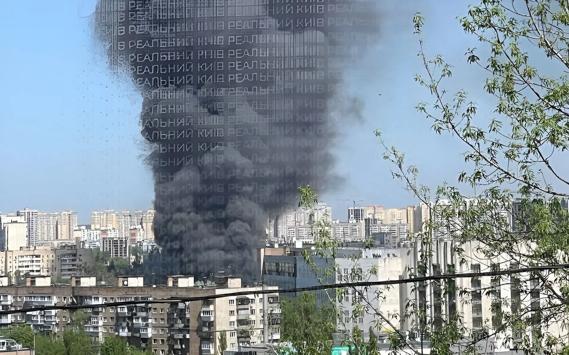 У Києві спалахнула масштабна пожежа поблизу Куренівського ринку: що відомо