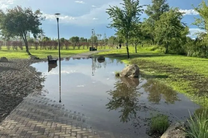 На щойно відкритому Оболонському острові затопило нові доріжки з бруківки