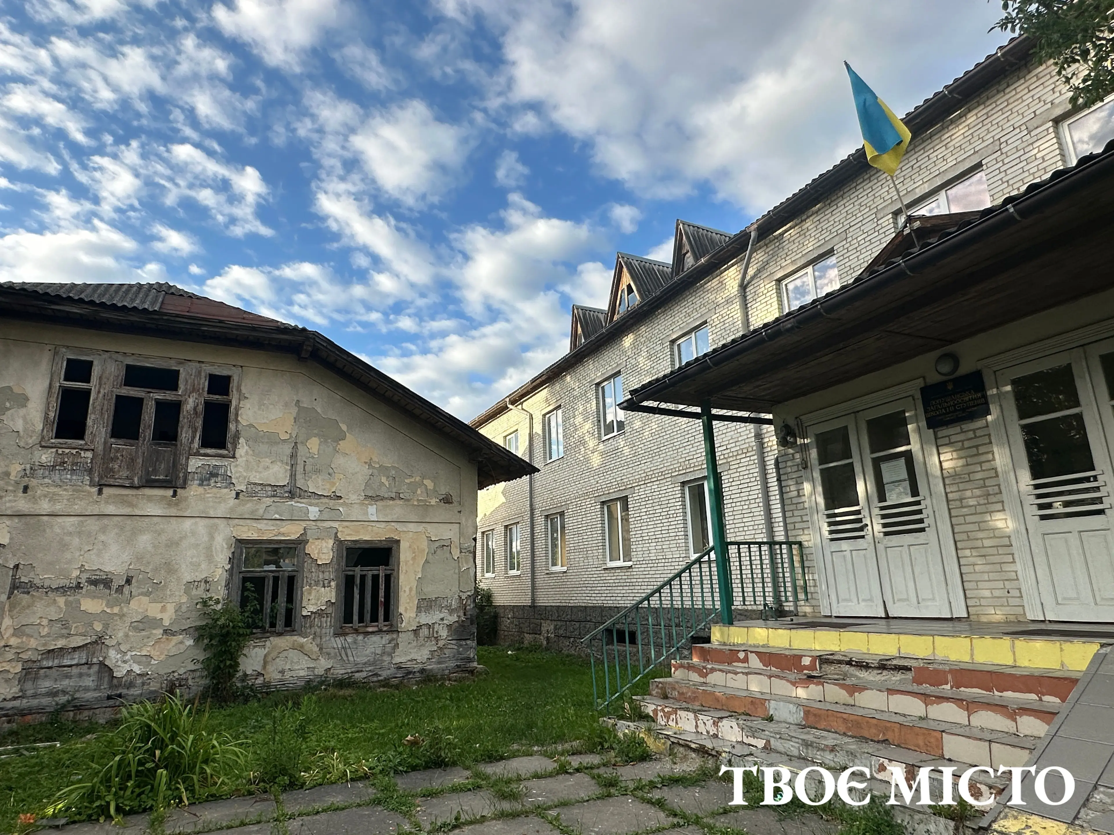 Зліва – будівля колишньої школи, яка в старі часи належала поляку Сікорському. Справа – закрита три роки тому середня школа 