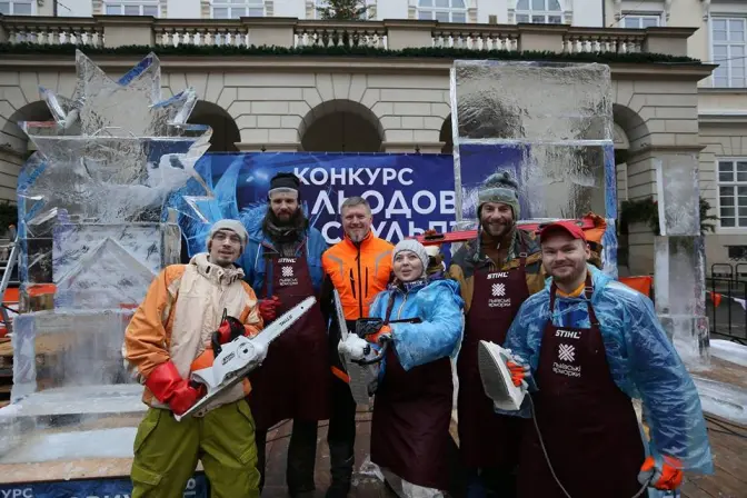 Як у Львові виготовляють скульптури з криги. Фото