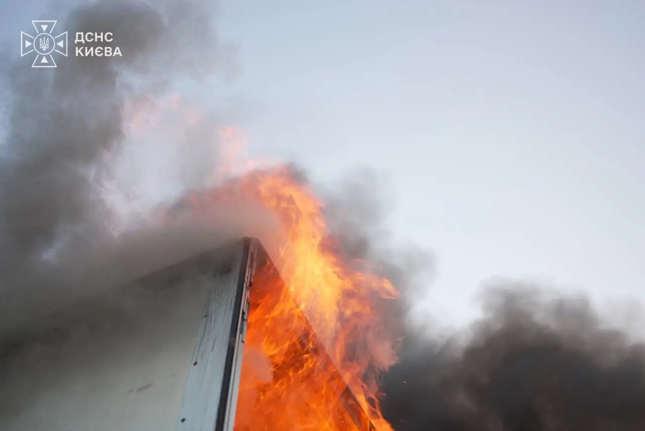 Поліцейські Києва врятували чоловіка, який опинився під завалами після російської атаки: відео