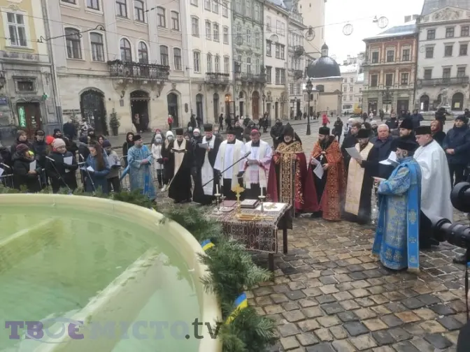 Свяченої води з резервуару можна набрати протягом дня на площі Ринок