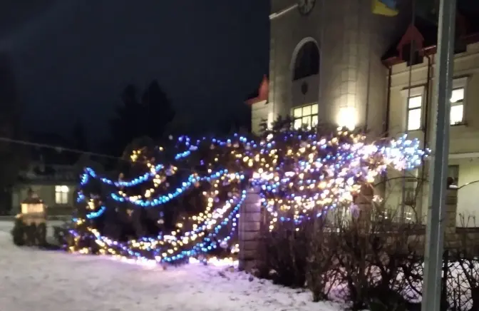 У Пустомитах впала головна ялинка міста