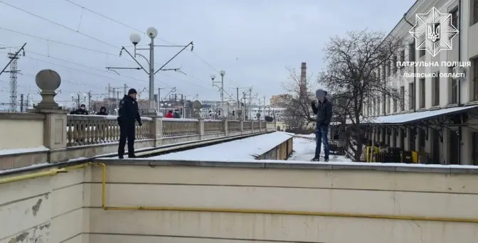 На вокзалі у Львові чоловік погрожував вчинити самогубство. Фото, відео