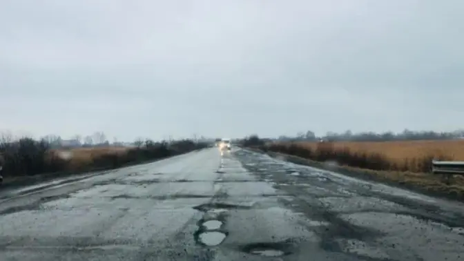 Сніг зійшов разом з асфальтом. Коли ремонтуватимуть об’їзну Городка