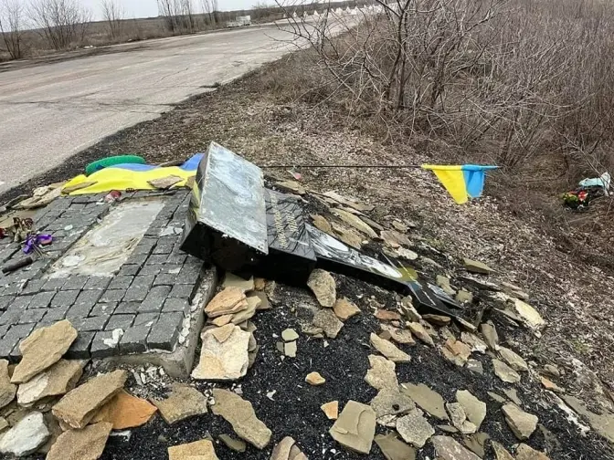 Російські загарбники знищили пам’ятник Герою України Василю Сліпаку