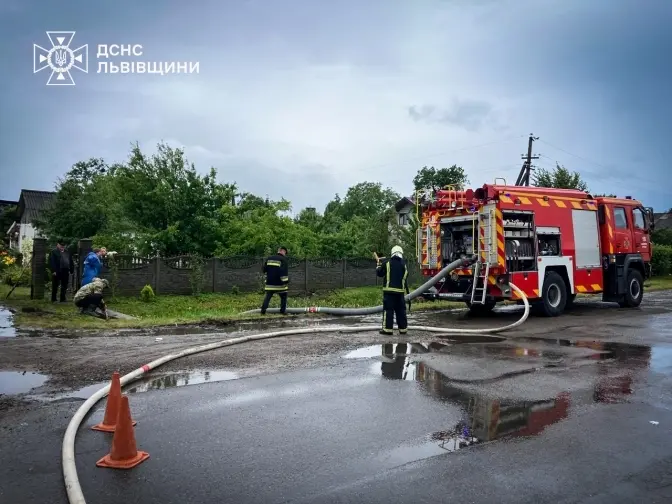 Наслідки негоди на Львівщині: відновили електрику, проїзд і тривають роботи з відкачування води