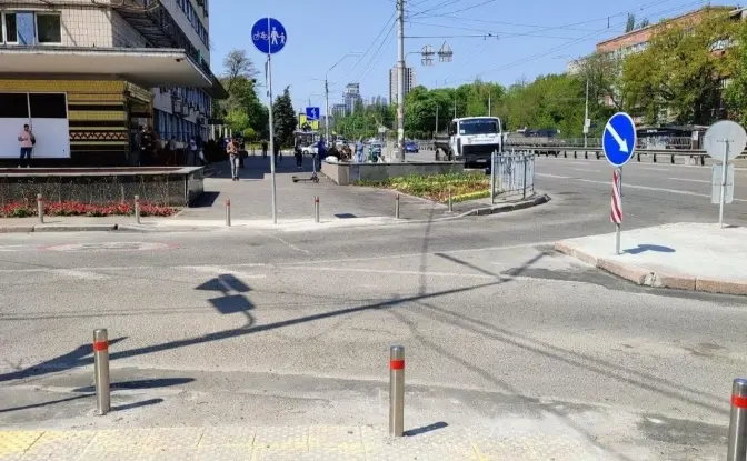 У Києві біля станції метро «Політехнічний інститут» облаштували наземний перехід