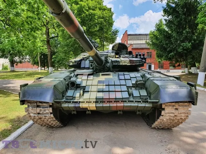 «Працюємо сповна». Репортаж з єдиного в Україні заводу, де виготовляють пожежні танки