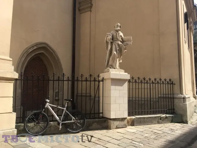 Із Латинської катедри у Львові забрали на рестраврацію старовинні скульптури. Фото