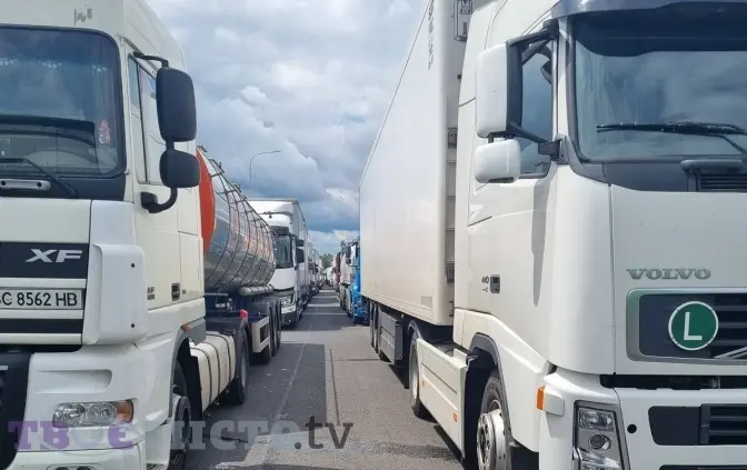На території Києва запровадили тепловий режим. Проїзд вантажівок заборонений