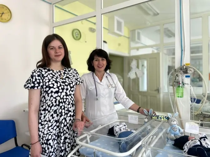Із львівської лікарні виписали братиків-близнят, що народилася з переплетеними пуповинами