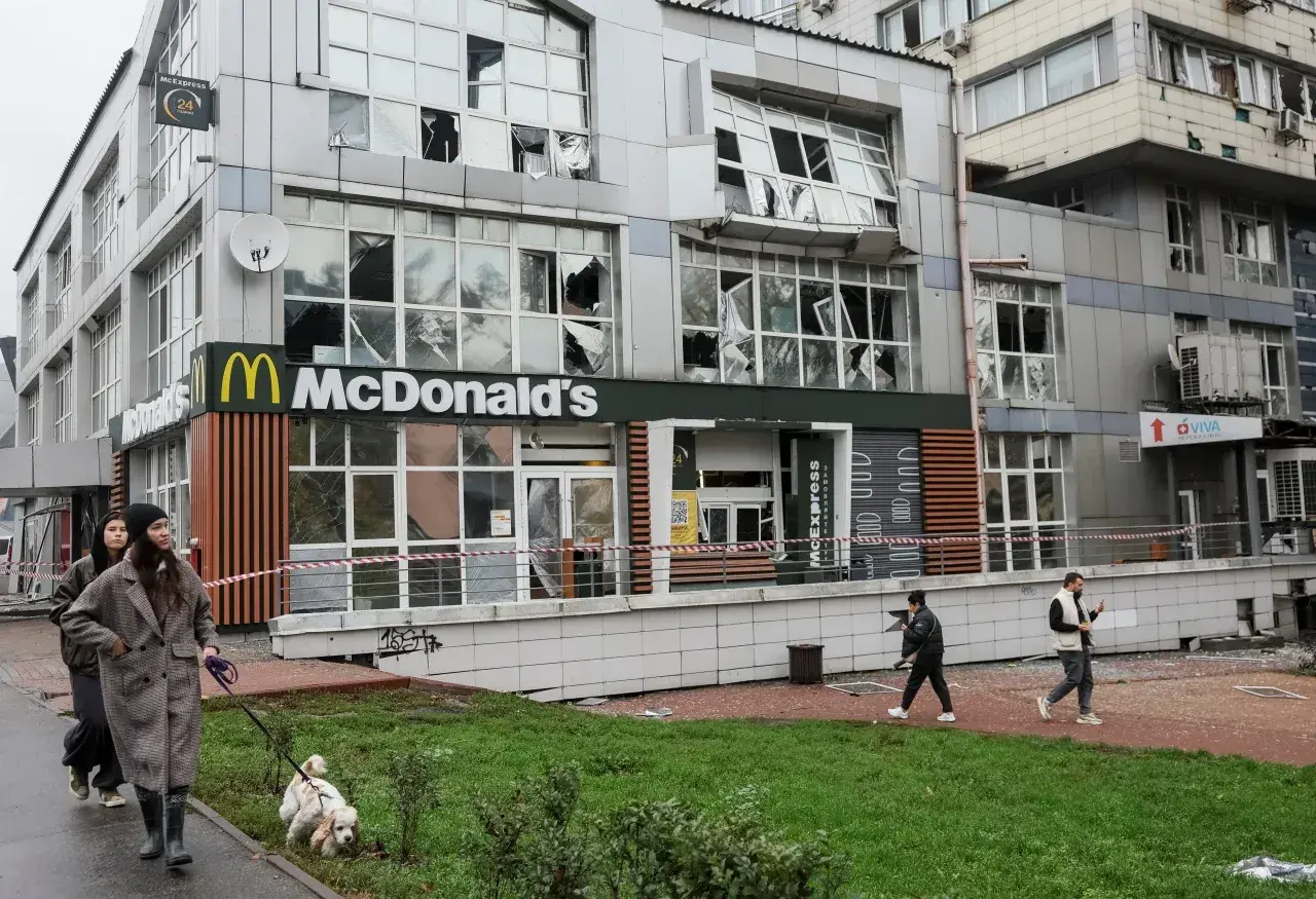Пошкоджений McDonald’s на Шулявці. Фото: Reuters