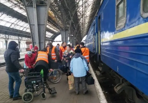 36 годин в дорозі. До Львова привезли групу евакуйованих мешканців Маріуполя