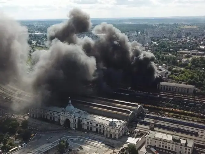 Як гасили масштабну пожежу біля залізничного вокзалу у Львові. Фото з висоти, відео