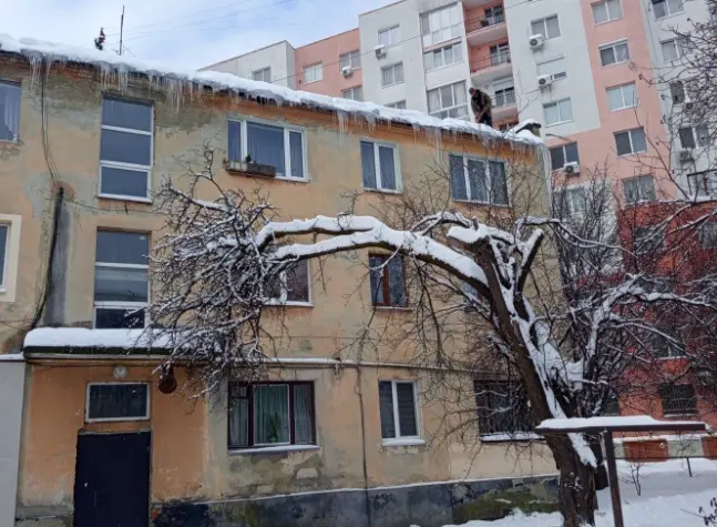 Бурулі на будинку / Фото: Шевченківська РА