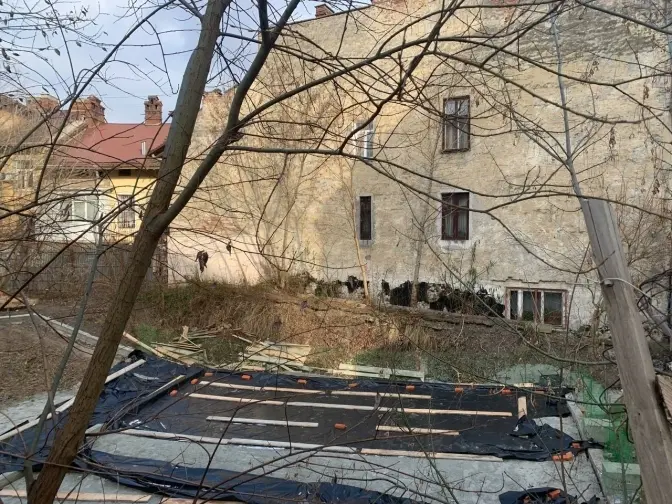 Через незаконне будівництво біля бомбосховища в центрі Львова місто може звернутися до суду