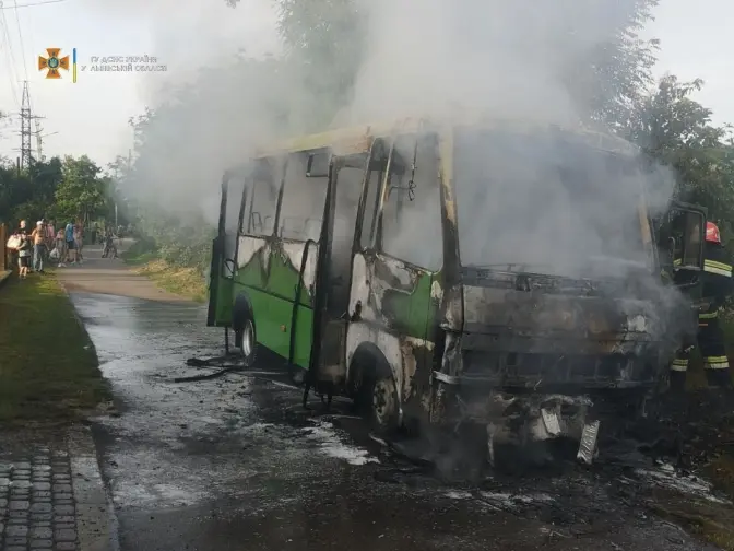 На Львівщині згорів рейсовий пасажирський автобус. Фото