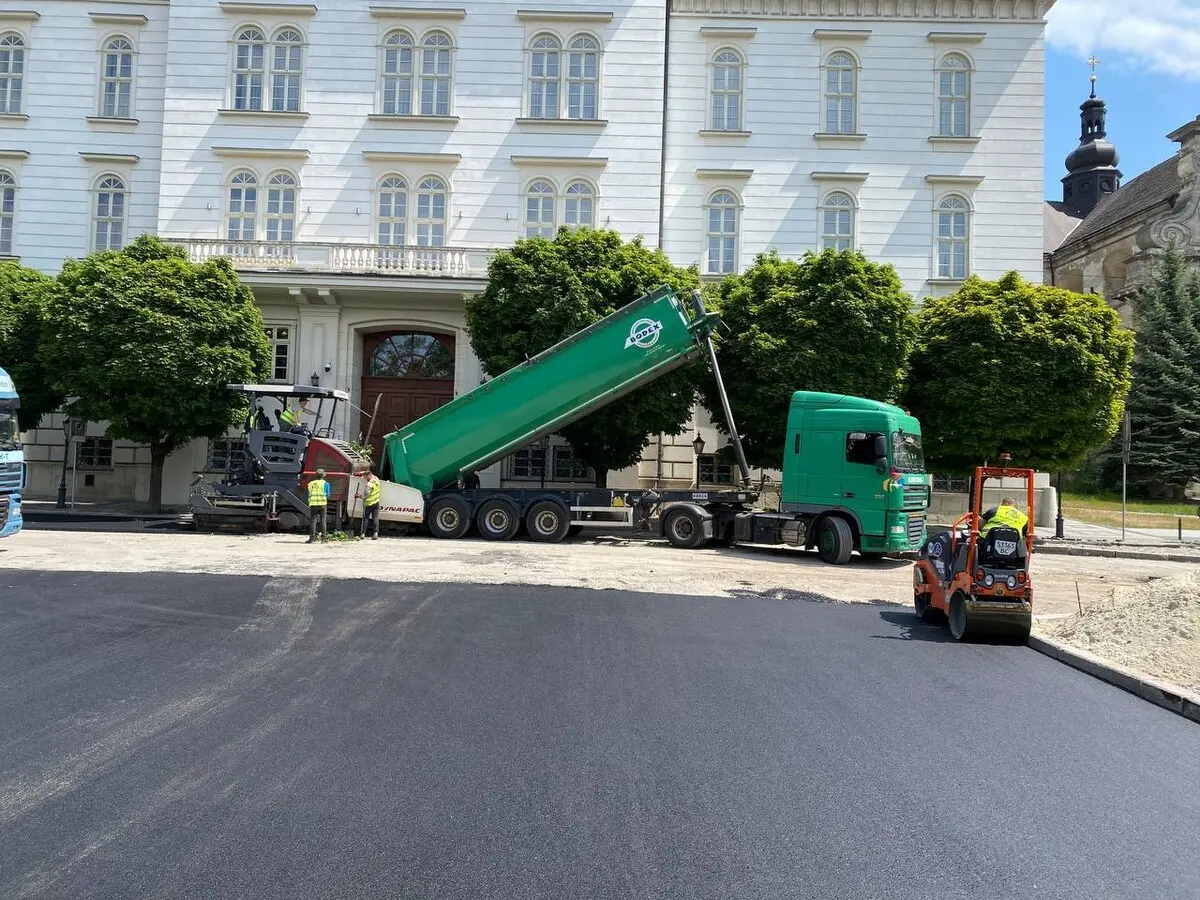 На Винниченка завершують нижній шар асфальту/Фото: ЛМР