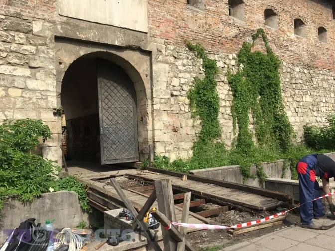 Фото дня: у Львові почали ремонт моста в Глинянській брамі