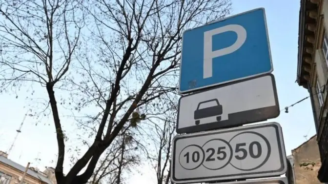 На вулиці Федьковича облаштували новий майданчик для паркування