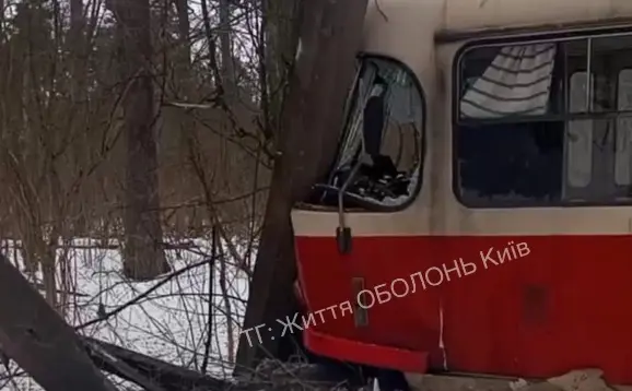 У перший день після відновлення руху трамвай на Пущу-Водицю зійшов з рейок і врізався у стовп