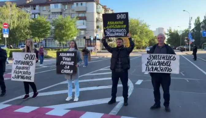 У Дніпровському районі Києва щодня о 9:00 зупинятимуть рух для вшанування Героїв