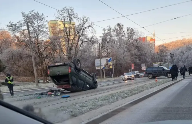 На вулиці Стуса у Львові автомобіль перекинувся на трамвайну колію