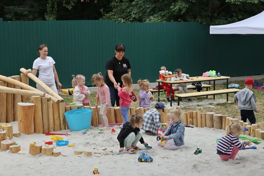 Діти з вихователями на подвір'ї одного з львівських дитсадків / фото: Роман Балук/ЛМР
